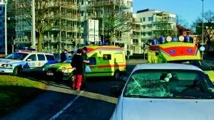 En 51-årig kvinna fick föras till Vrinnevi efter att ha blivit påkörd i korsningen Ektorpsgatan-Skepparegatan i går morse. Foto: Björn Persson/Wighsnews