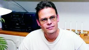 Anders Wettergren har läst sin sista väderrapport i radion. Hans röst anses inte vara radiomässig.  - Det vore ju tråkigt om det berodde på min östgötska, säger han själv. Foto: Robert Svensson