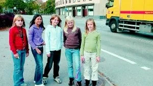 Ett av de största trafiksäkerhetsproblemen i Finspång finns i korsningen Bergslagsvägen/Lasarettsvägen. På Bergslagsvägen passerar också mycket tung trafik. Sabina Nestor, Felicia Wartiainen, Ester Ingemansson, Ebba Wernhede och Julia Kinneteg tycker att det är otäckt i trafiken ibland när bilarna kör fort.
Foto: Titti Olovsson (0122-131 75)
titti.olovsson@folkbladet.se
