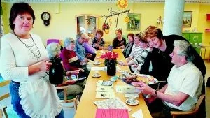 På Östermalmsträffen ordande kommunens anhörigteam drop in-fika. Annika Olsson är beredd med kaffekannan medan Gunvor Lindqvist bjuder anhörigföreningens Ingemar Andersson på kakor.
Foto: Titti Olovsson (0122-131 75)
titti.olovsson@folkbladet.se