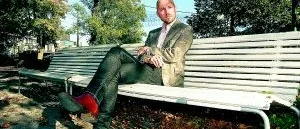 Tomas tillbaka 
...med ny platta, ny producent, nytt skivbolag - och en manager