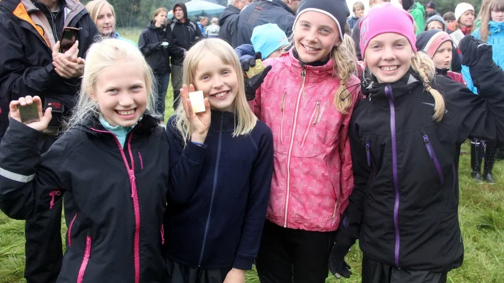 Glada. Det blev många medaljer till Kolmårdens unga orienterare vid lång-DM. Annie Lund, t.v. silver i D 10. Yrsa Röjgård DM-guld i D 10. Guld till Kerstin Ljungemyr i D 12 och silver till Linnea Lund.