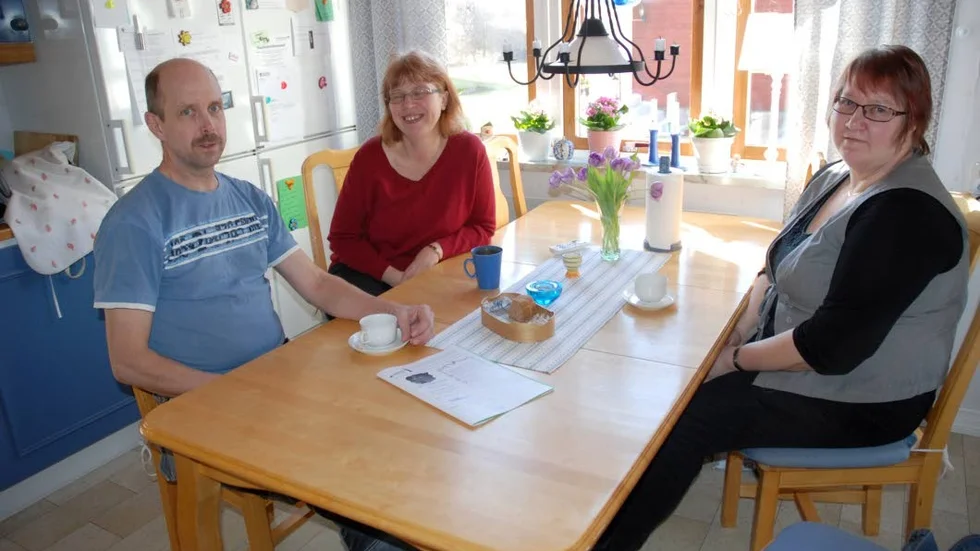 Laddar inför Östgötatadagarna. Det laddas rejält i Ljusfallshammar inför Östgötadagarna, bland annat i byarådet, där Lasse Svensson sköter hemsidan, Kristine Svensson är sekreterare och Veronika Axelsson ordförande.