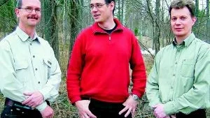Foto: MARGARETA LJUNGBLAD Skogsvårdsstyrelsens personal från vänster Lennart Weidinger, Per Hazell och Magnus Samuelsson har inbjudit markägare till skogskvällar i Ankarsrum och Gamleby.