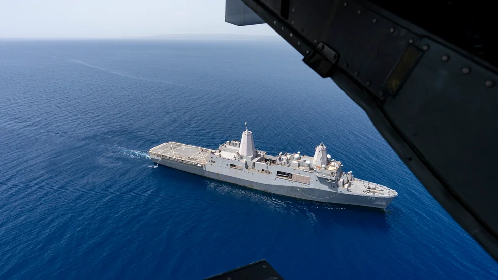 USS Arlington är ett amfibiestridsfartyg som bland annat används för att transportera och landsätta trupper.