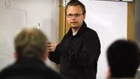 Patrik Lidström föreläste i går på ett lättsamt sätt för tonårsföräldrar om hur de ska kunna påverka sina barns alkoholvanor. Foto: MAGNUS GLANS