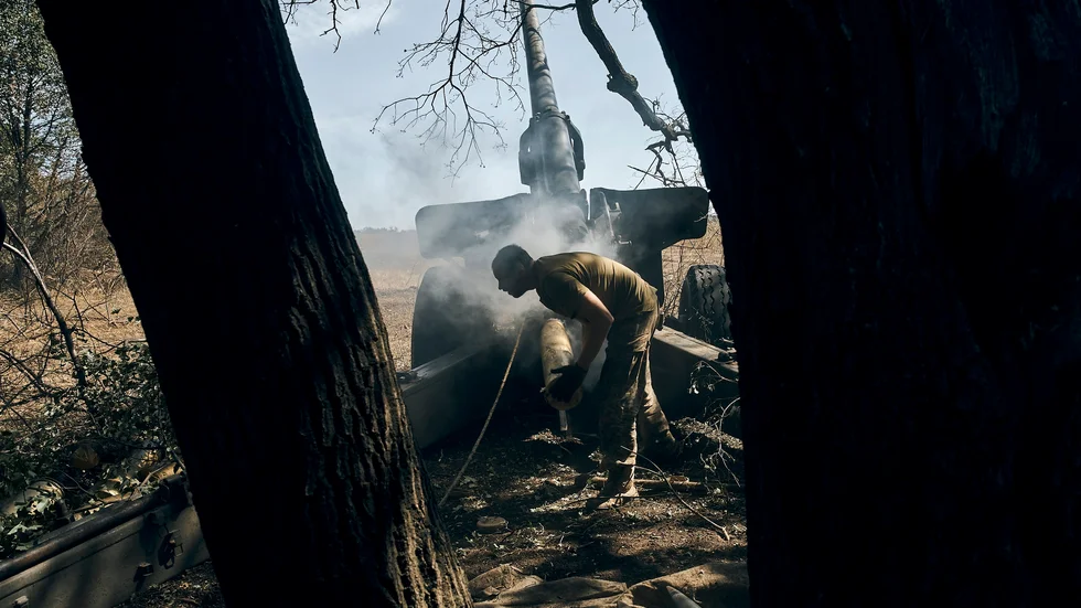 En ukrainsk soldat avfyrar ett vapen i Donetsk.