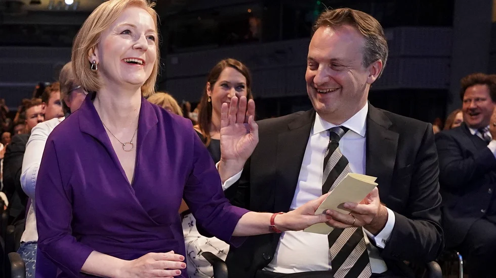 Liz Truss med maken Hugh O'Leary under måndagens utnämning av Konservativa partiets nya ledare.
