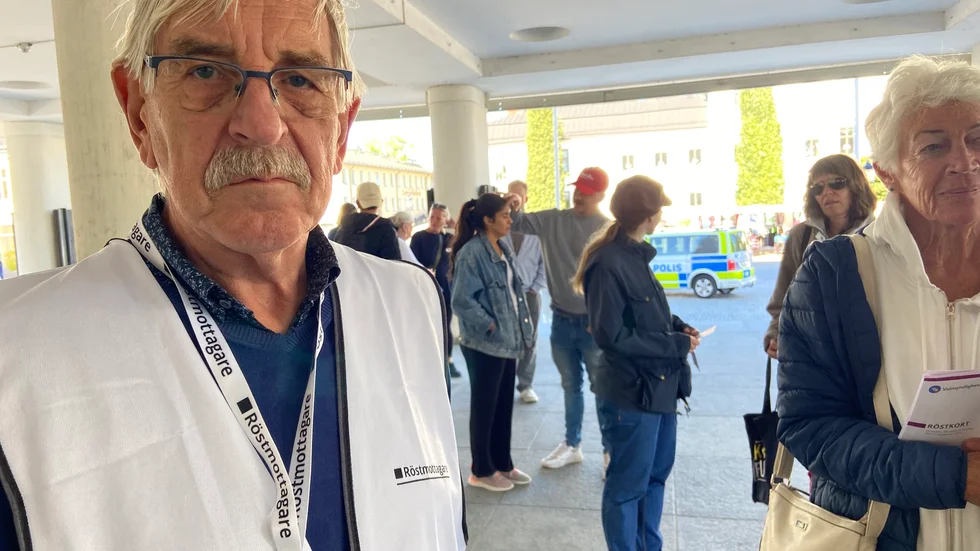 Bosse Nittsten har jobbat som röstmottagare i fyra eller fem val tidigare. Han är lite osäker på just den siffran men är en rutinerad valarbetare.