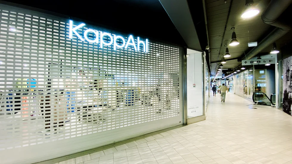 Inte konstigt att butikerna måste slå igen, en efter en. Dom styrande i den här kommunen bygger ju bort parkeringsplatser lika ofta som dom byter skjorta, skriver signaturen "dags att tänka om". 