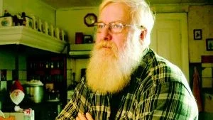 Foto: HANS BRANDIN Prästen, läraren, bonden och berättaren Bengt Gruvebäck, Gruvdalen, Ukna, sög åt sig sin fars och gudmors berättelser. Nyligen fick han ett mycket uppskattat kulturpris för sin berättarkonst.