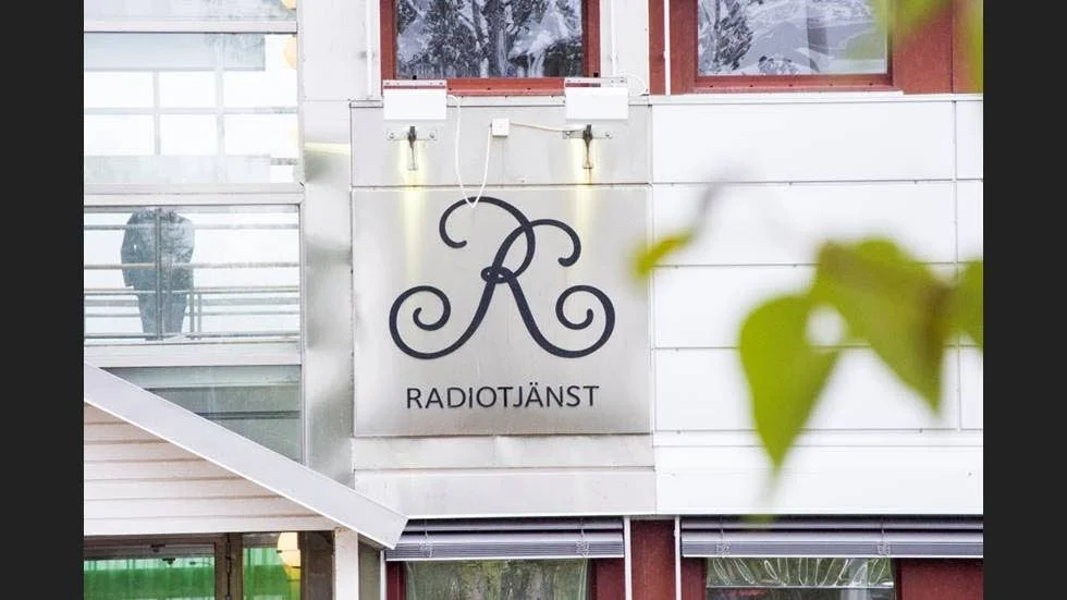 Riksdagen beslutade som väntat att radio- och tv-avgiften ersätts av en public service-avgift. Beslutet innebär att Radiotjänst i Kiruna läggs ned.