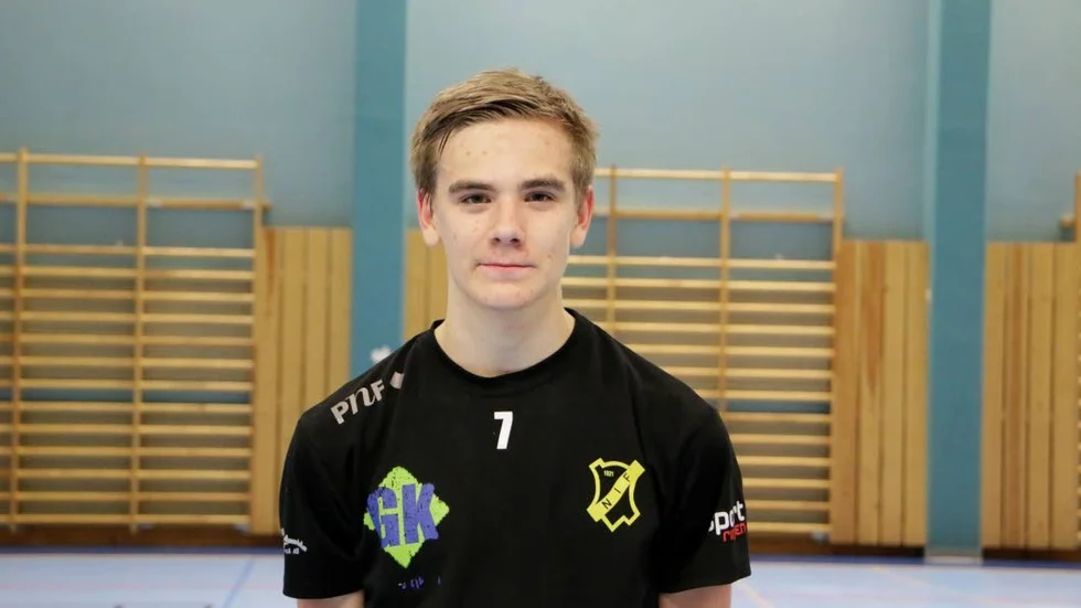 Victor Viklund tvåmålsskytt för Munksund i omstarten av söderfemman i fotboll.