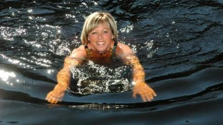 Simmar mot sin 40:e start i Vansbrosimningen gör Anette Carlsson i Finspång. I måndags tog hon säsongens första simpass. Foto: Gunnar Johansson