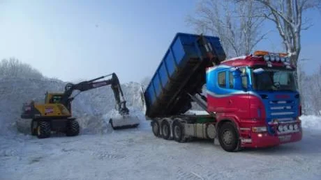 Sammanlagt ett tiotal lastbilar kör i skytteltrafik till snötippen vid reningsverket för att få bort snön från gator och vägar. Foto: Patrik Selsfors