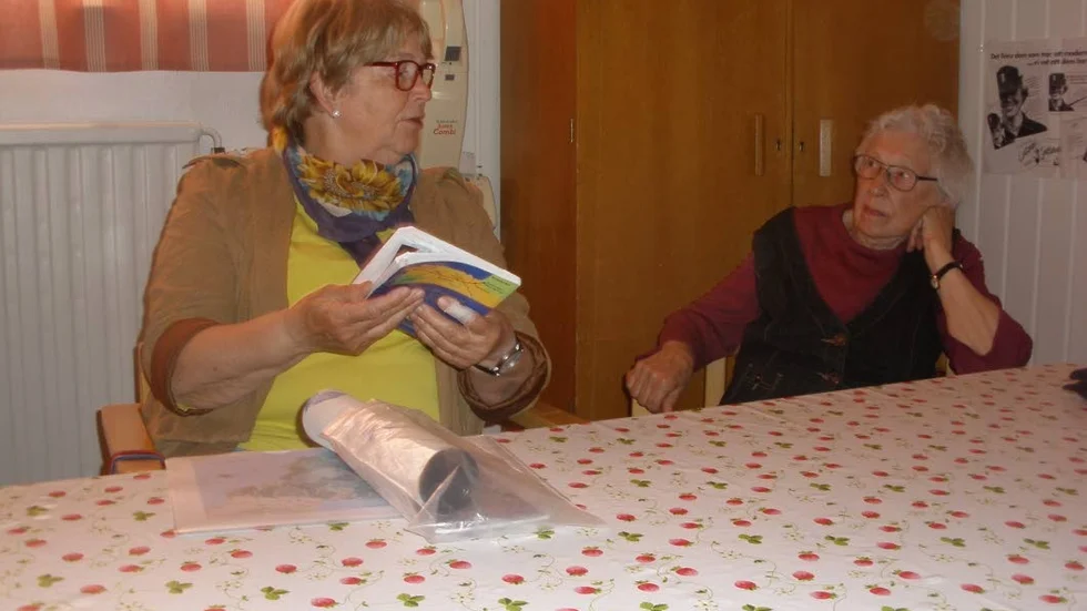 80-milatur. Jeannet Brännström, till vänster, berättade om sin cykeltur på Pilgrimsleden, från Irún till Santiago de Compostela. Lisa Edström lyssnade.