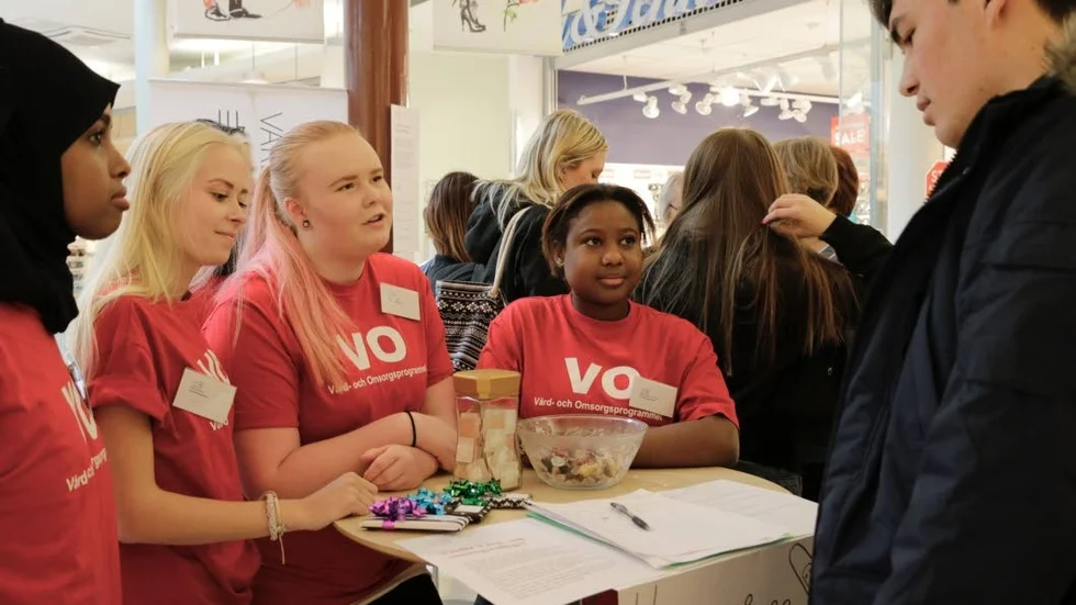 Gör PR. Faduma Jibil, Alva Jonsson, Sofia Lundmark och Gayle Viklund pratar varmt om sin utbildning. Aboza Ahmadi var dock mest intresserad av att tävla om biobiljetter.
