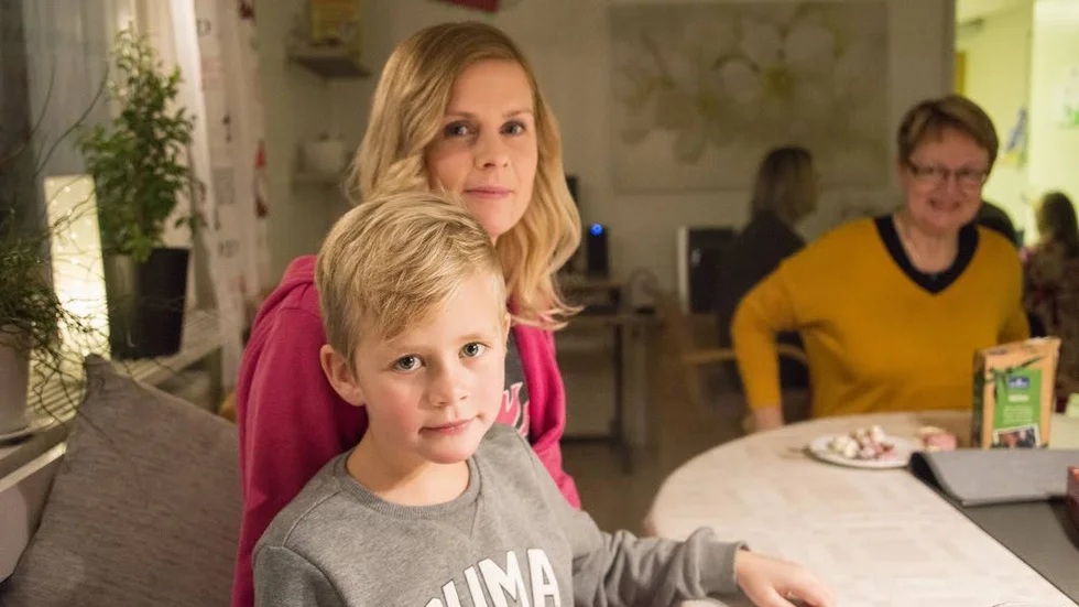 ”Det är toppen. Emil jobbar borta på veckorna så man slipper anlita mamma och pappa”, säger Carina Drugge, här med sonen Jesper.