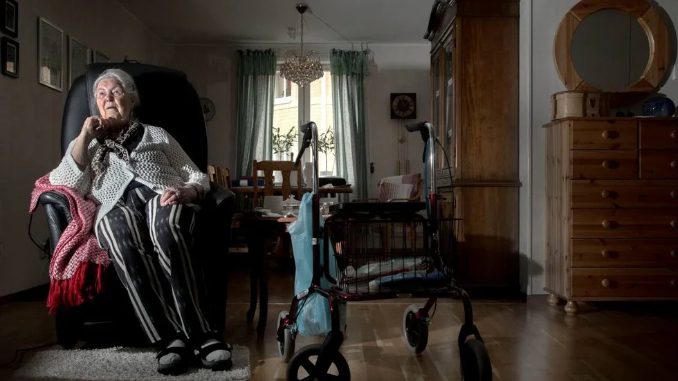 "Det känns som att de sparkar på en som redan ligger", säger 84-åriga Ingegerd Korvi, vars beslut om ledsagartid nu överklagats av Piteå kommun. (Arkivbild)