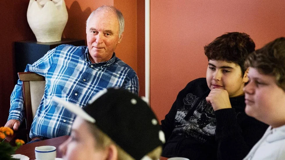 Bilder av varandra. Granens filmgrupp, där Bengt Samuelsson är med, har gjort film om hur seniorer uppfattar de unga och deras livsstil. Christian Bade och Simon Jacobsson från Djäkneparksskolans mediaprofil har gjort film om hur de ser på de äldres liv.