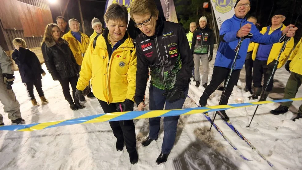 Nytt skidspår. Nu har de nya skidspåren vid Lillsjöstugan i Jursla invigts. De som klipper bandet är till vänster Alicia Bengtsson från Lions Club Åby och Eva-Karin Jönsson, ordförande i OK Kolmården. Till höger projektledaren Evert Elgefjord.