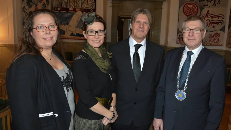 Första kvinnorna. Jenny Lindahl och Helene Ådahl är första kvinnorna som valts in i Hantverkande Borgerskapet i Norrköping. Här ses de med Kenneth Melin Ringqvist som också valdes in och till höger ordföranden Thord Wilhelmsson.