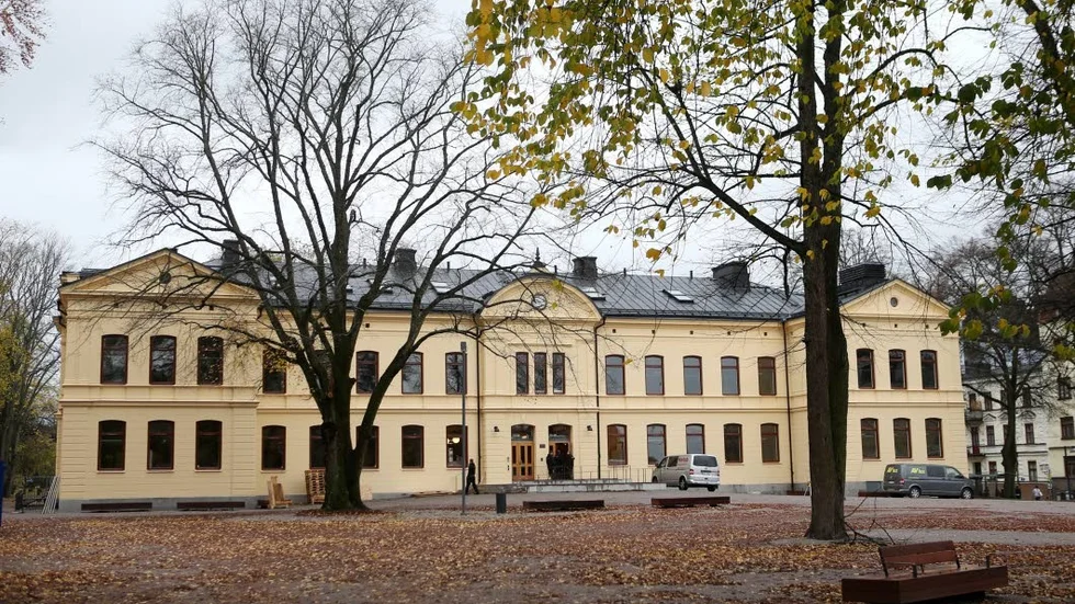 Söder Tull. Hit till Kristinaskolan flyttar Kungsgårdsgymnasiet i nästa vecka. Men skolan räcker inte till för skolans alla elever. De sprids därför ut på andra lokaler.