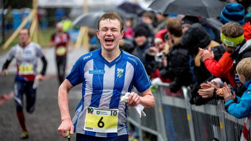 Här skriver IFK Göteborg orienteringshistoria när deras slutman Eskil Kinneberg springer i mål på upploppet.