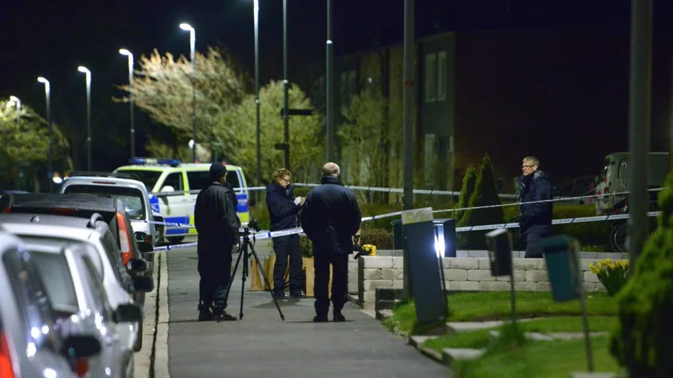 Oklart. Versionerna av vad som hände under mordkvällen går kraftikgt isär.