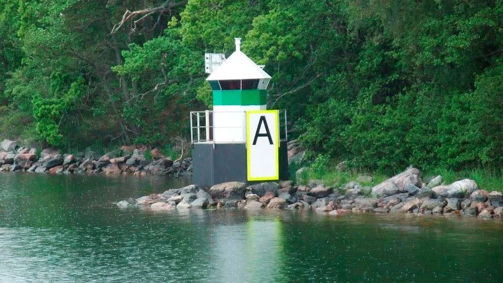 En av fyrarna som ingår i sommarens test utanför Arkösund. Tavlan med bokstaven är reflekterande och kanske kan dessa ersätta fyrarna i framtiden.