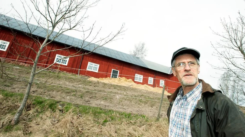 Solceller på taket. Nils Eriksson på Kummelby gård är glad över att slippa betala för Eon:s förstärkning av elnätet och han tror inte att de kommer att överklaga beslutet.