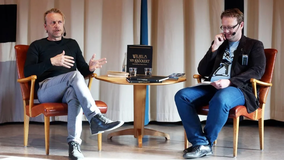 Konstsamtal. Ernst Billgren, som bytt namn till Wilhelm von Kröckert, och Lars- Ove Östensson, konsthallchef på Passagen i Linköping i ett trevande samtal om konst, varumärke, experiment och ifrågasättande av rådande doktriner.
Foto: Michael Svensson