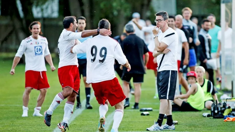 Glädjen är total i Assyriska. Nye Smedby-tränaren Mats "Bajen" Olsson har dock lätt att hålla sig för skratt.