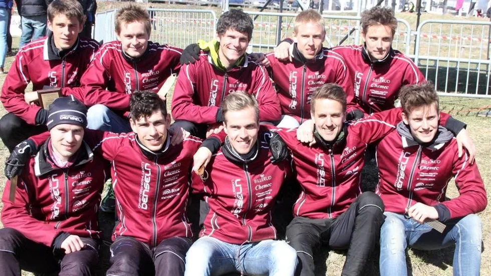 Här hela det framgångsrika Denselnlaget som för tredje året i rad fixade ensiffrigt vid 10-mila.
Baktill fv. Olle Kalered, Erik Pettersson, Lucas Basset, Anders Kleist, Per Brolund.
Fram fv. Henrik Berggren, Sigge Lundedal Jensen, Erik Ivarsson Sandberg, Harri Karlsson och Hans Brolund.