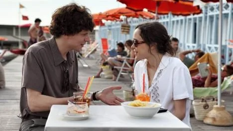 Jack (Jesse Eisenberg) blir förälskad i Monica (Ellen Page). Tyvärr är hon hans sambos bästa vän. 
Foto: Scanbox entertainment