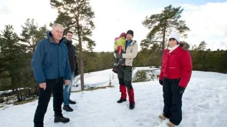 "Bygg inte på Mulleberget". Anders Wennerblad, Johan Åberg, Sigge Gustafsson med Sofia, och Ingalill Haglund på berget.