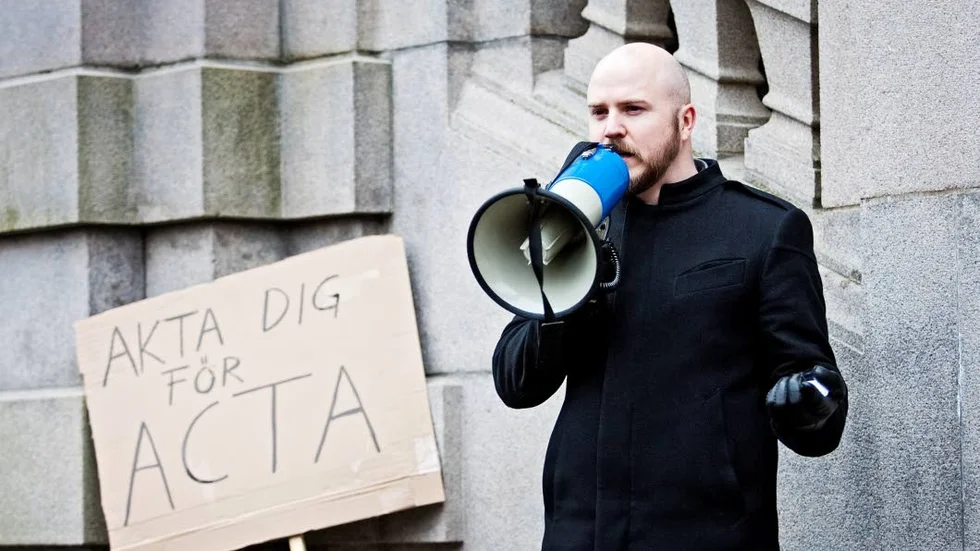 Mathias Sundin är nog mest ute efter att skälla på sossarna, skriver Robert Höglund (S) på dagens insändarsida.