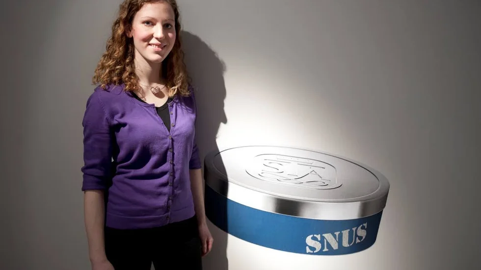 Louise Zejlon. Utställning om svenskar och snus. "Ge mig svenskar, whisky och snus så ska jag bygga järnväg ända in i helvetet." Det sa enligt utställningen den amerikanska järnvägsbyggaren James J Hill.