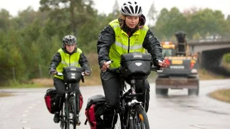 I sin strävan efter att hedra offer och rikta uppmärksamheten mot våld i nära relationer låter inte Kristina Westman och Karin Svensson lite dåligt väder komma ivägen.