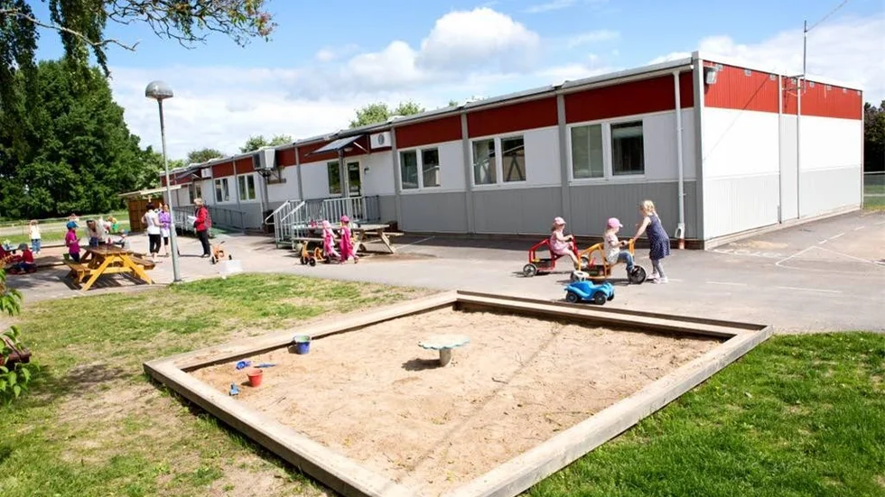 Ekans förskola i Lindö är inrymd i en paviljong. Sedan 2000 har Norrköpings kommunen fått ta till den här lösningen med tillfälliga baracker för att klara av kravet på  förskoleplats inom fyra månader.