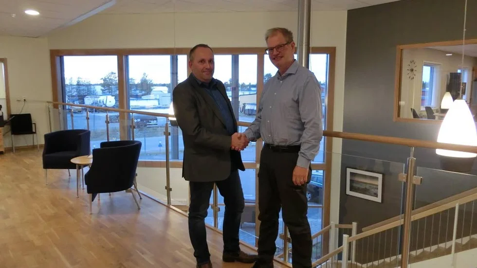 Anders Nilsson, chefskontroller Sveaskog till vänster och Anders Nordmark, vd Stenvalls trä, till höger.