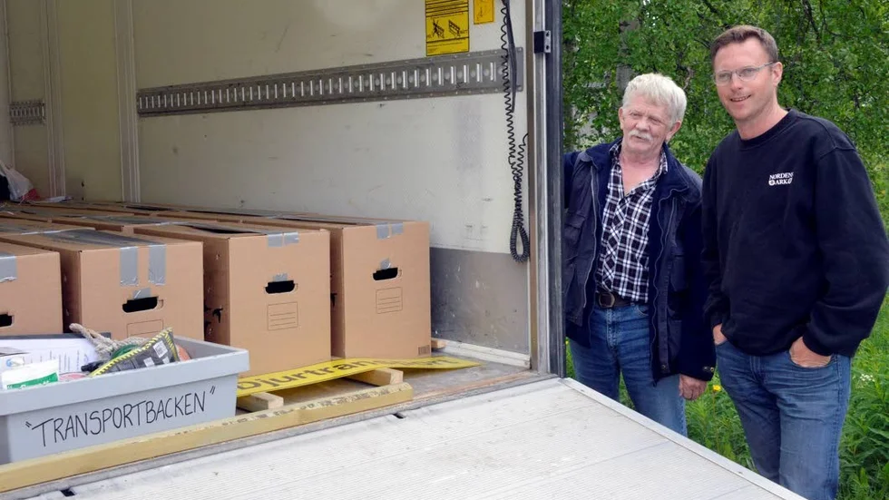 Christer Larsson och John Söderlindh från Nordens Ark passerade Arjeplog på måndagen med ett lass fjällgäss som ska sättas ut i Arjeplogsfjällen.