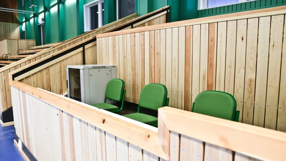 Fotbollsspelaren döms för misshandel efter att ha slagit och knäat en domare på läktaren efter en match i Pitholms sporthall. (Arkivbild) 