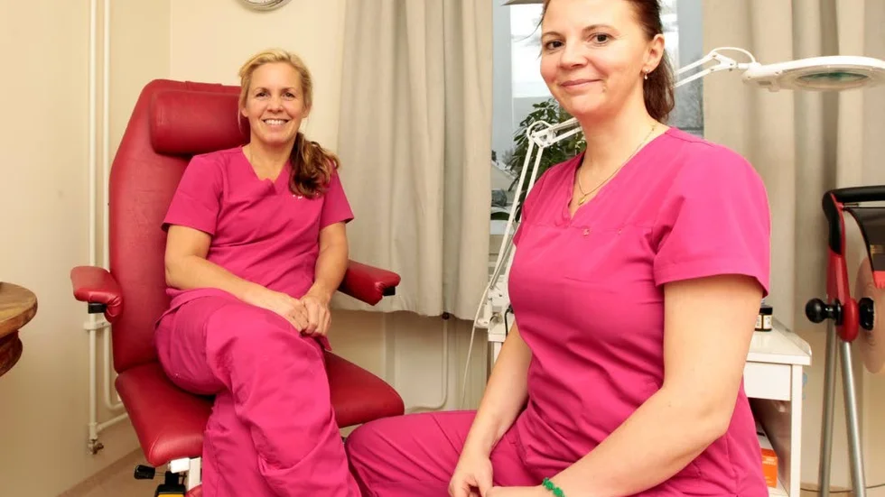Jennie Lundberg (till vänster) och Jenny Lundgren arbetar med medicinsk fotvård och behandlar ofta diabetiker.