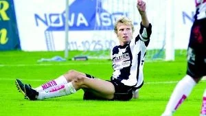 Kaptenen stannar. Lasse Åkerberg blir klubben trogen - åtminstone ett år till. 
FOTO: ROBERT SVENSSON