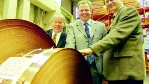 Staffan Anger vd för Outokumpu Copper Strip AB, Thomas Carlsson vd i Finspång och Markku Ainali utvecklingschef är stolta när de presenterar den nya teknologin i vilken kopparband från Finspång är en av grunderna.
FOTO: TITTI OLOVSSON