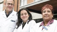 Eduardo Ibañes från Barcelona  och Maria-Teresa Algar från Valladolid huttrar tillsammans med överläkare Maria Vargas i aprilblåsten utanför psykiatrikliniken på Vrinnevisjukhuset.
FOTO: ROBERT SVENSSON