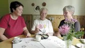 Catrine Henriksson, Thyra Johansson och Gun-Britt Henriksson anser att ingen ska behöva få  vidbränd potatis.
FOTO: TITTI OLOVSSON