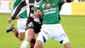 Niclas Fredriksson gjorde 10  för Sylvia, som inte orkade hålla undan för starkt spurtande Brommapojkarna. Här är Nicke i duell med stockholmarnas lagkapten Nicklas Karlsson.
FOTO: NICLAS SANDBERG