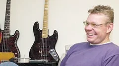 Någon femsträngad dansbandsbas äger inte Christian Chrille Möller, basist i Sten & Stanley, men han har gjort om en av sina Fenderbasar för att få fram det där rätta ljudet.
FOTO: ROBERT SVENSSON